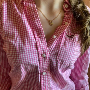 Rosa skjorta  - Super gullig skjorta som passar alla säsonger. Säljer då den inte kommer till användning i min garderob. Skriv gärna om du har frågor💗