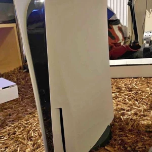 Playstation 5 - Hej, säljer min sons playstation då han ej använder den längre och vill spara ihop till en Dator istället, den fungerar hur fint som  helst, Vi lämnade in den på service där man rengjorde fläktar mm,       