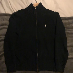 Ralph lauren zip - Säljer nu min knappa använda zip från ralphlauren då den inte längre passar mig. Nypris är 1300kr men mitt pris är 600kr. Om du vill ha fler bilder eller har några frågor är det bara att höra av sig! 