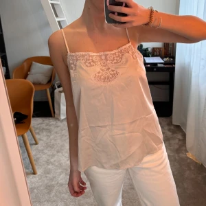 H&M satin-linne - Superfint ljusrosa linne från H&M i satin med spetsdetaljer! Använt endast ett fåtal gånger🩷