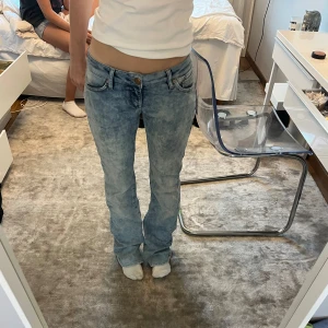 Lågmidjade jeans  - Jeans med olika jeans tvättar. Kom privat för närmare bilder och mer information om mått
