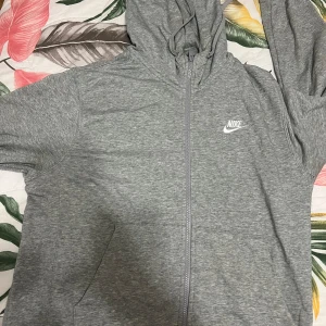 Nike tracksuit  - Hej, säljer min Nike tracksuit då jag inte använder den, byxorna är i storlek M men kan passa S och är utsläppta vid benen, koftan är i storlek S men kan passa M 
