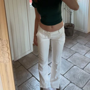 Lågmidjade kostymbyxor  - Superfina lågmidjade kostymbyxor från bikbok i vit, tror inte de säljs längre. Nypris 499 säljer för 250. Passar på nån som är runt 160. Hör av er vid frågor❤️