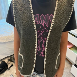 Teddy väst - Olivgrön teddy väst med vita broderingar, kom privat för fler bilder och mer information!