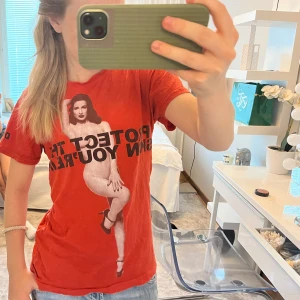 Marc Jacobs t-shirt - Marc Jacobs t-shirt i korall röd färg, kom privat för fler bilder och mer information 