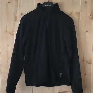 Säljer en svart fleece tröja från Pinewood, perfekt för kyliga dagar. Tröjan har ett litet hål på armen som knappt är synligt. endast upphämtning (Malmö) vid intresse smsa: 0735865563 eller mejla billigafynd.lilja@gmail.com