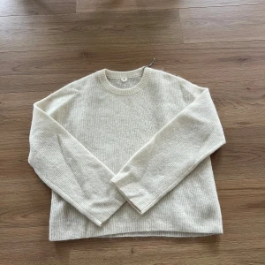 Arket tröja - Jättefin från arket gamla kollektion av stickade tröjor. Jättefint skick lite smink på kragen som knappt syns🫶🏻
