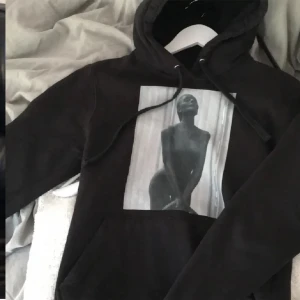 Svart hoodie från The Cool Elephant - Säljer en svart hoodie från The Cool Elephant i storlek S. Den har en cool tryck på framsidan med en konstnärlig bild. Perfekt för höst och vinter, superbekväm och stilren. Passar både till vardags och chillkvällar. 🖤