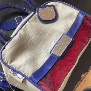Hello Kitty y2k väska - Jätte fin hello Kitty väska lite sliten men det syns inte💗😸