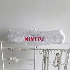 Hårband - säljer ett minttu hårband. Perfekt för temadag/afterski. 