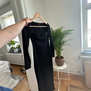 Klänning  - Superfin svart långklänning i tjockare material 