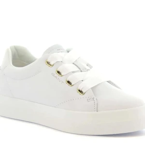 Perfekta GANT sneakers - Dessa perfekta skorna har endast varit använda på min student 2021 och sedan aldrig blivit använda igen😢🩷  De har mindre repor men annars helt perfekta!  Köptes för 1399 kr.