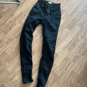 Skinny jeans  - Svarta skinny jeans, aldrig använda och i bra skick säljs då det inte är min stil