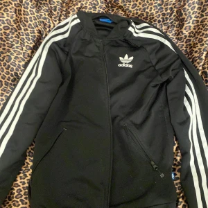 Adidas jacka - Sjukt snygg och ganska basic, mycket andvänd men ingen skada, fullt fungerande dragkedjor även på fickorna, svart och vit ganska ny(tror jag)💗💗