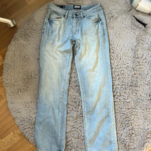 Jeans i ljusblå tvätt - Säljer min brorsas gamla jeans. Han växte ur dom snabbt, därför de inte överanvända. Byxorna har inga hål eller fläckar - toppenskick. Skriv om mer exakt mått och bilder så löser jag:)