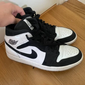 Jordans  - Air Jordan 1 mid diamond skor storlek 41. Köpta i New york för 3100kr och använda endast ett fåtal gånger. Tyvärr lite creasade. 