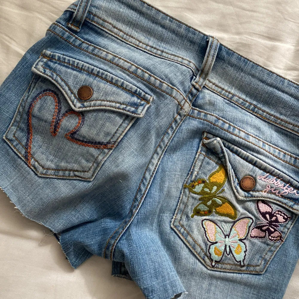 Vintage jeansshorts ursprungligen från H&M💕 De är köpta typ år 2000s så de finns inte längre att köpa i affär💝 Stora i storleken! Skriv om flera bilder🫶. Shorts.