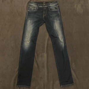 Replay Anbass - Säljer dessa schyssta replay jeansen i modellen Anbass, skick 8/10 har ett litet hål vid knät, storlek 30/32, pris går självklart att diskuteras!