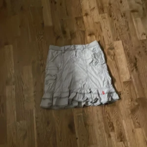 Kjol  - Jätte söt kjol som jag inte använder längre. Inte trasig nånstans 