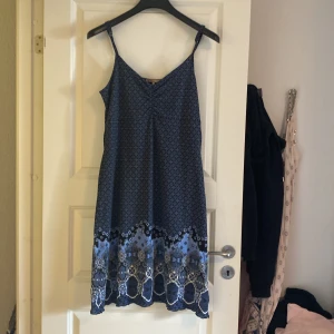 Klänning  - Paisley mönstrad klänning 