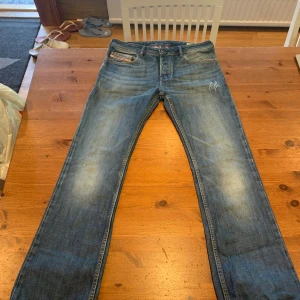 Diesel jeans - Diesel jeans i fint skick, lite heeldrag men bidrar bara till utseendet. Rak passform  Storlek 30/36 men passar 30/32
