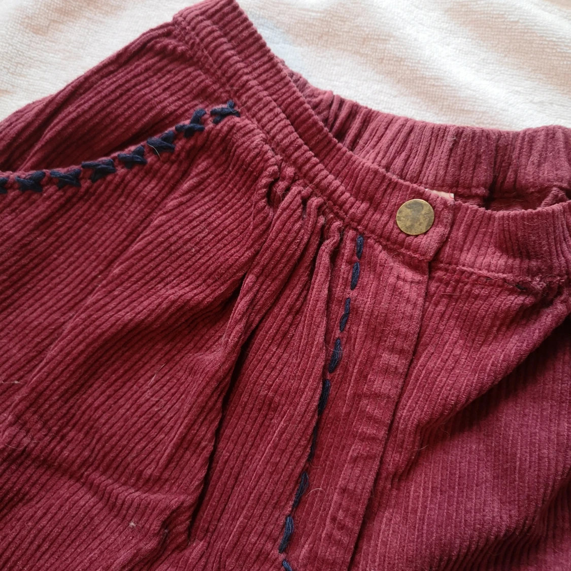 Vinröda manchester shorts med spetsdetaljer - 2