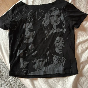 Tröja  - Skulle gissa på storlek s/xs. Lappen är borta men den är från edikten. Den har klippts vid nacken men det går lätt att sy igen! 