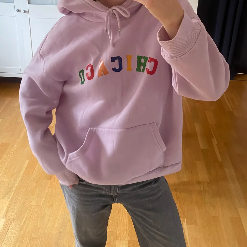 Färgglad hoodie i gott skick, mjuk insida. Strl XL. Jag är 170 cm . Hoodies.