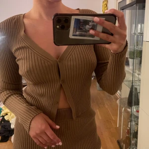 Finstickad Beige kofta h&m (set) - Beige finstickad kofta från h&m strl S. Köp båda i setet för 200kr