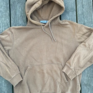 Weekday hoody - Weekday hoody i ljusbrun, storlek M. Använd och lite blekt av tvätten på muddarna. Inga andra fel. Mjuk och skön kvalité. 