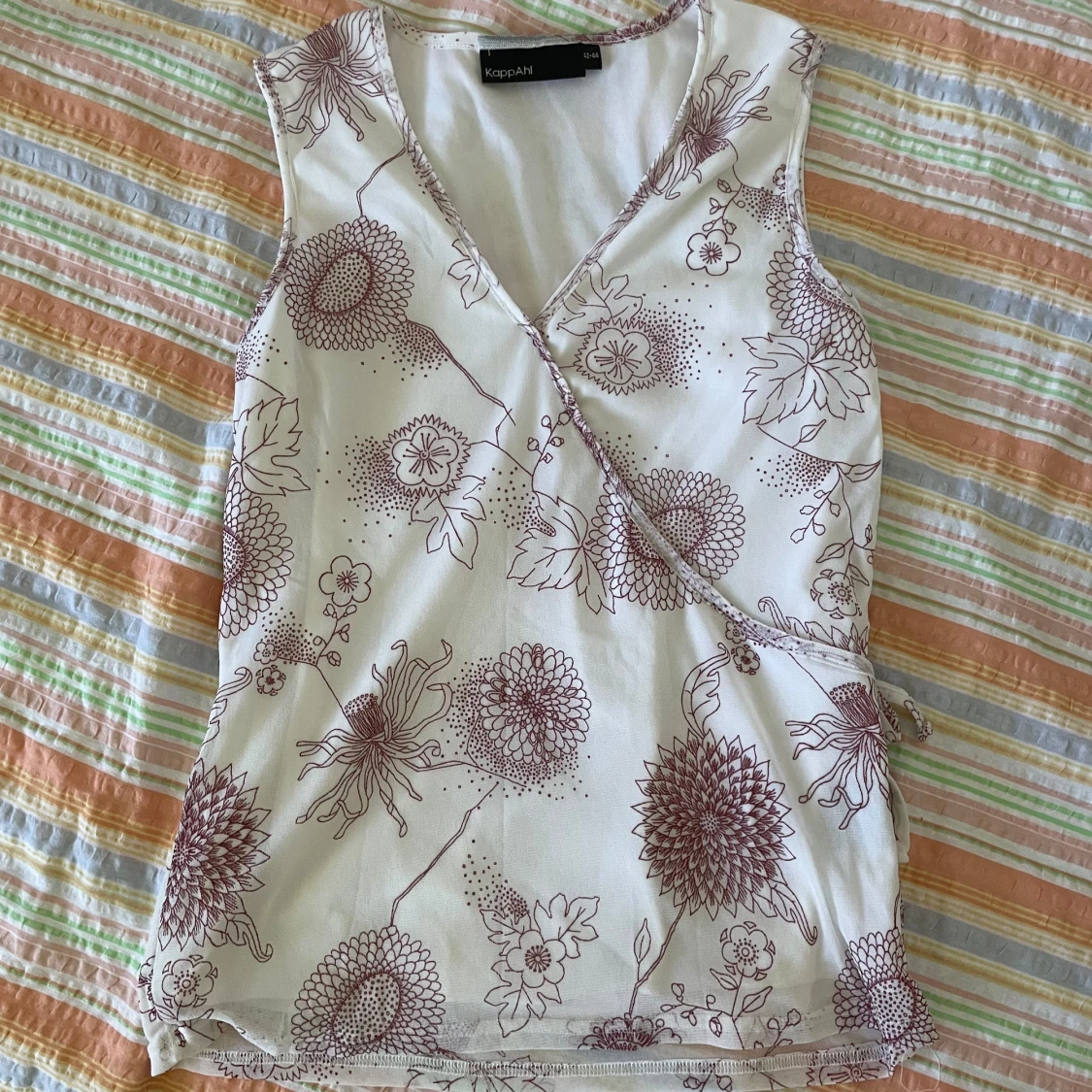 Blommig omlottopp från KappAhl