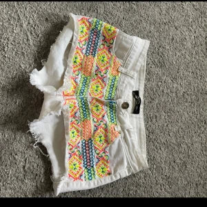 Shorts  - Köpte shortsen på en second hand utomlands för ganska mycket. Skriv om ni har några funderingar.