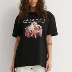 Friends t-shirt unisex NA-KD - Unisex t-shirt från na-kd. Strl S, oversize