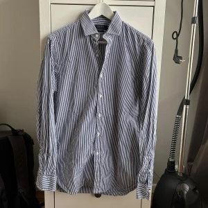 Blårandig Ralph Lauren Skjorta - Blårandig Polo Ralph Lauren skjorta i som nytt skick! Sitter som S slim fit. Nypris ca 1700kr.