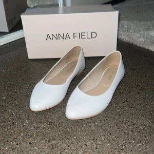 Ballerinaskor  - Vita ballerina skor från Anna Field. Använda 1 gång , i bra skick men lite defekter då det användes på min student dag.🙌