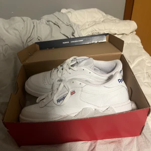 Reebook Classic sneakers - Jag säljer mina Reebook skor som är i storlek 42 och i utmärkt skick. De är använda en gång är ett par stilrena skor som funkar till allt. Hör av er om ni har några frågor