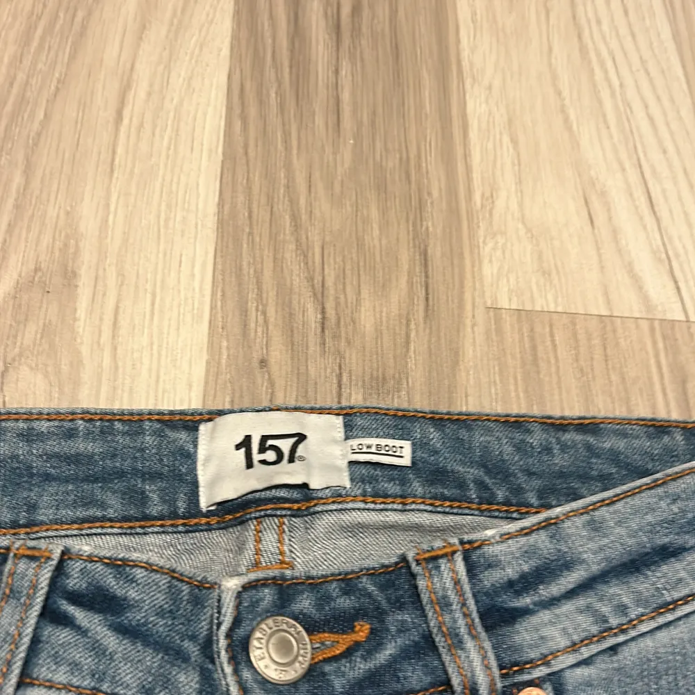 Säljer ett par snygga blå bootcut jeans från Laget 157. De är lågmidjade och har en klassisk femficksdesign. Storlek S, SHORT LENGTH. Endast använda 2-3 gånger. Innerbensmått - 73cm. Midjemått rakt över - 36cm. Jeans & Byxor.