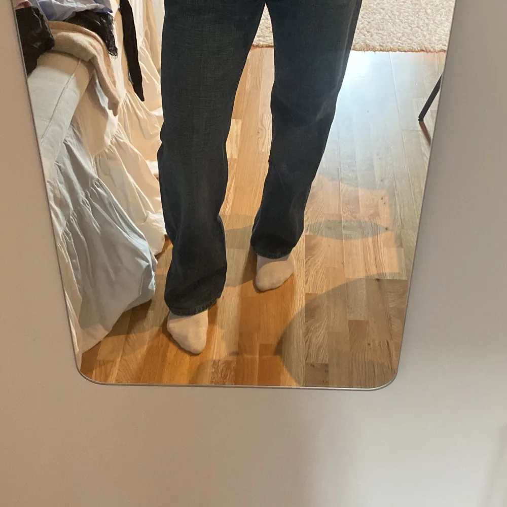 Carhartt jeans köpta second hand. Jättefin vintage färg och fint skick. Mid rise och typ en straight leg modell fast lite oversized. Jättecoola men kommer inte till användning då har för många jeans. Storlek 30/34 men passar mig som är 28/34 (177cm).. Jeans & Byxor.