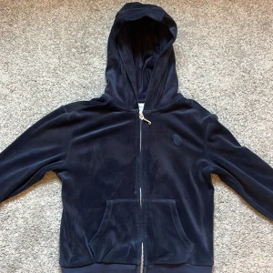 Jätte fin juice couture tröja o passa på att köp   - Har ett litet hål på vänster arm men e inget som märks 