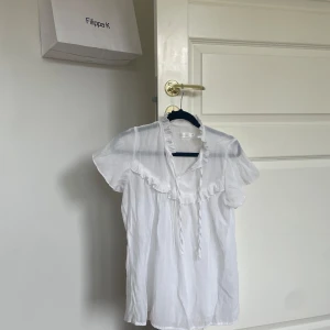 Urgullig topp från Angelogy Lager 157 - Oanvänd topp från Lager! Jättefin detalj med vingar på ryggen och snören som kan knytas till en söt rosett. Genomskinlig! 🤍