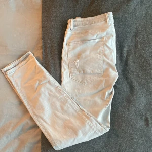 Ljusgrå jeans - Ljusgråa jeans med små slitningar.  Köpte på vinted för ca 700kr, men dom passade tyvärr inte mig, därför säljs dom.  300kr, priset är inte hugget i sten.