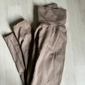 Aimn tights  - Fint använt skick. Se bilde men lätt att få bort nopper. Säljer då de blivit för små 