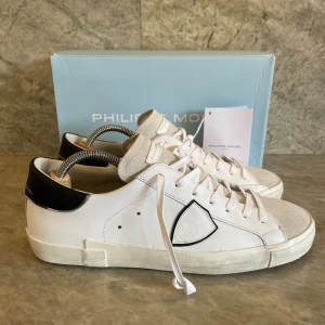 Philippe Model skor - Säljer nu dessa helt nya Philippe Model skor i storlek 44 | Till skorna medkommer box, tack kort och tags som fortfarande sitter kvar på skon | Hör av er om ni har fler frågor eller funderingar |  