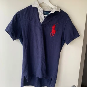 Ralph lauren polo - Big logo Ralph lauren polo. Säljes pga att den är för liten
