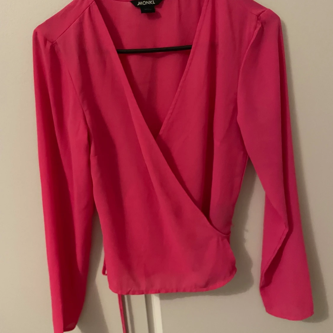 Rosa omlottopp från Monki - 90