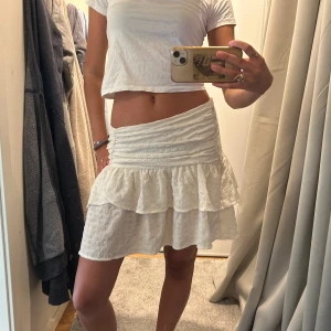 Supersöt kjol - Säljer nu tyvärr denna otroligt söta kjolen pga att den icke används längre 💗 i riktigt bra skick! Pris går att diskuteras vid snabb affär!