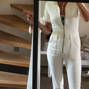 Mango jumpsuit  - Super snygg jumpsuit från mango. Jag är 170 cm och passar perfekt i längden💕 använd endast 2 gånger. Stretchigt material