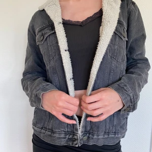 Jeansjacka - Jeansjacka med fodring, storlek XS men sitter oversizez