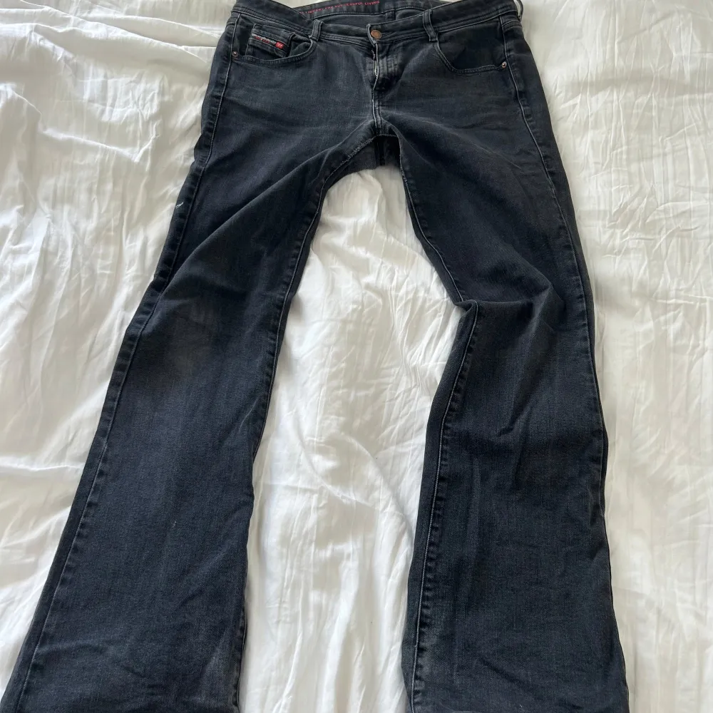 Säljer mina svarat bootcut jeans från diesel. Super snygga och bra skick. Jeans & Byxor.