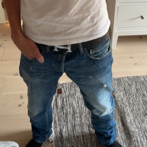 Replay jeans me slitningar  - Tja! Säljer nu mina blåa replay jeans med slitningar, de är använda ett fåtal gånger. Vid flera frågor är de bara att skriva! Pris kan sänkas vid snabb affär! FRI FRAKT JUST NU! 